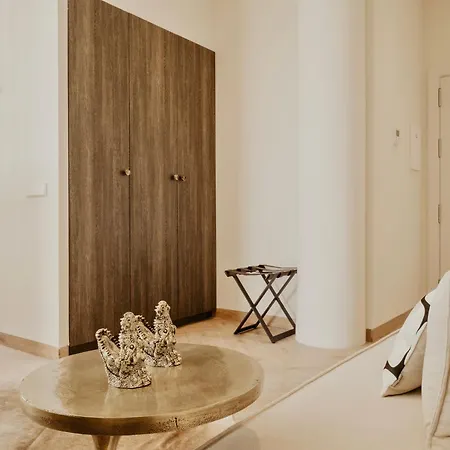 Отель Comfy 5*