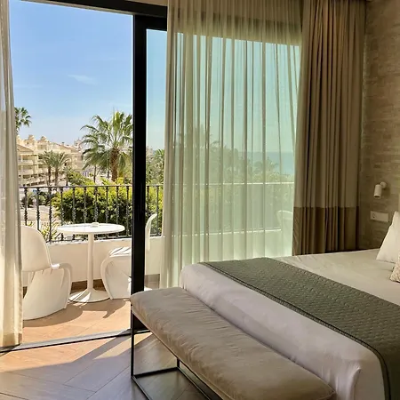 Отель Comfy 5*