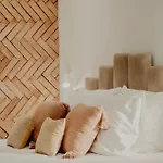 Hotel Comfy 5*